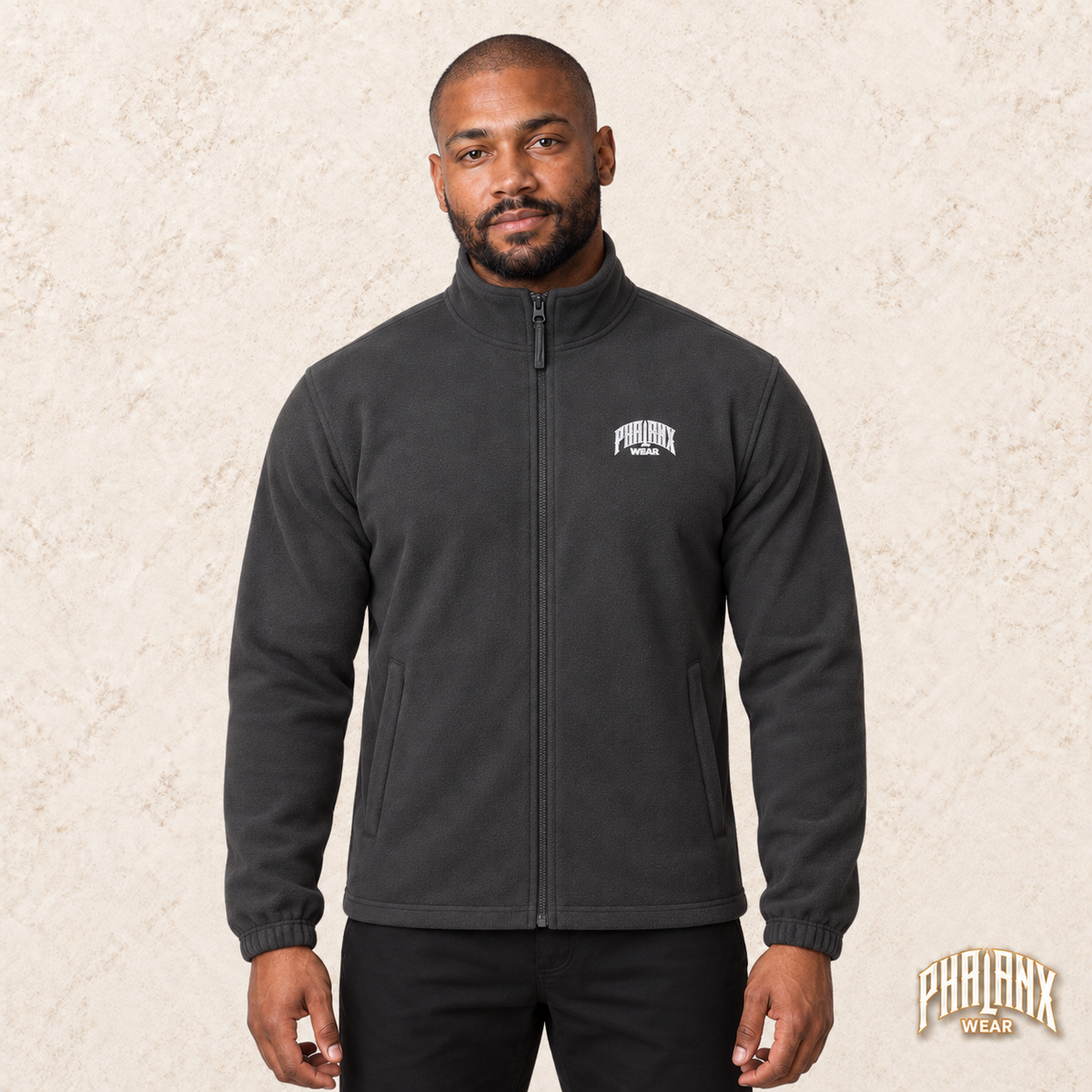 Phalanx fleece in Anthrazit – malik, Vorderansicht mit Bruststick – KI-Modelaufnahme