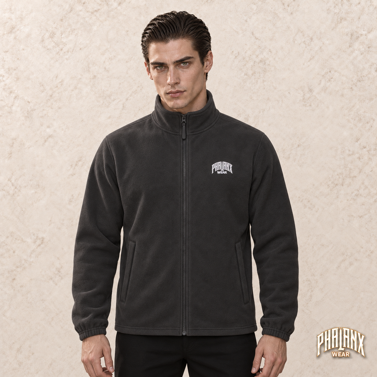 Phalanx fleece in Anthrazit – noah, Vorderansicht mit Bruststick – KI-Modelaufnahme