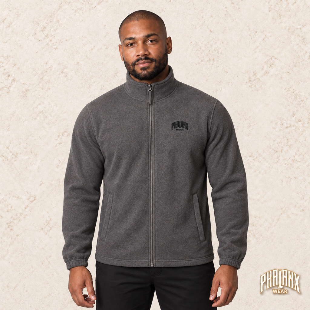 Phalanx fleece in Grau-meliert – malik, Vorderansicht mit Bruststick – KI-Modelaufnahme