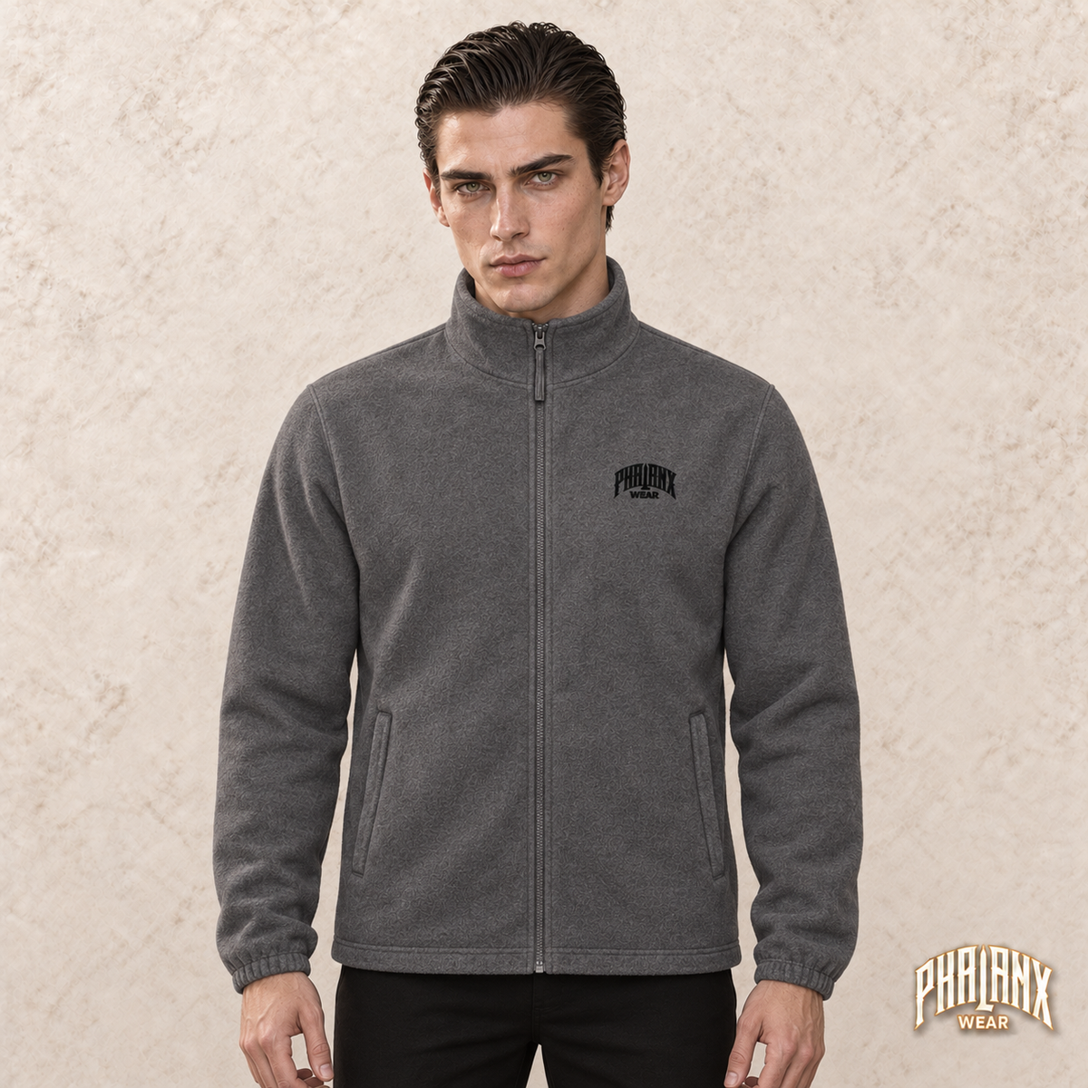 Phalanx fleece in Grau-meliert – noah, Vorderansicht mit Bruststick – KI-Modelaufnahme