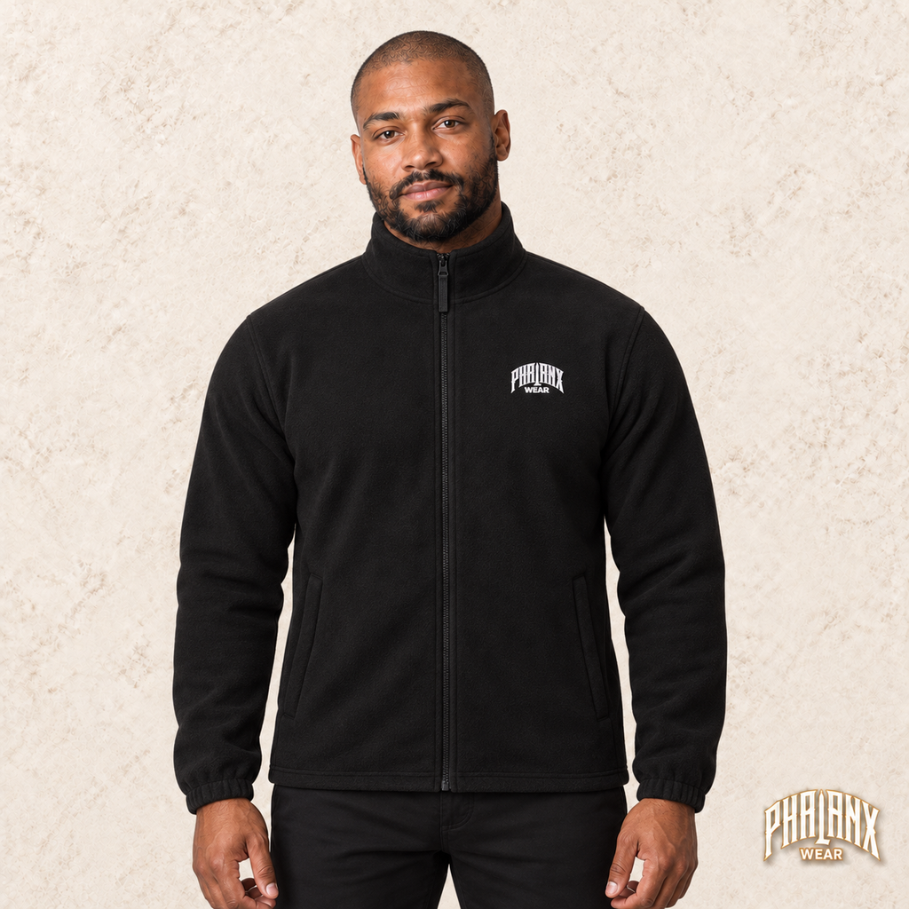 Phalanx fleece in Schwarz – malik, Vorderansicht mit Bruststick – KI-Modelaufnahme