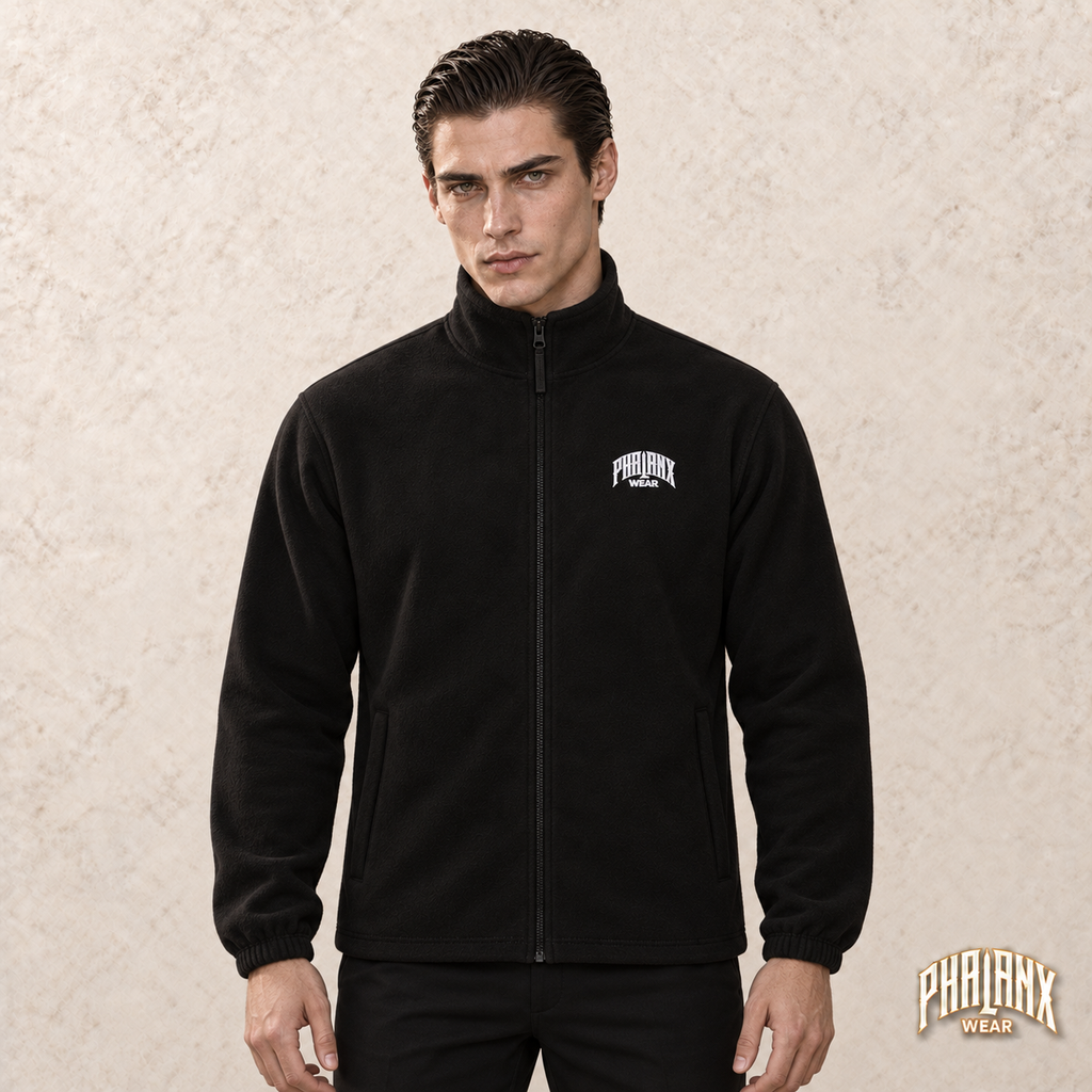Phalanx fleece in Schwarz – noah, Vorderansicht mit Bruststick – KI-Modelaufnahme
