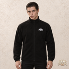 Phalanx fleece in Schwarz – noah, Vorderansicht mit Bruststick – KI-Modelaufnahme