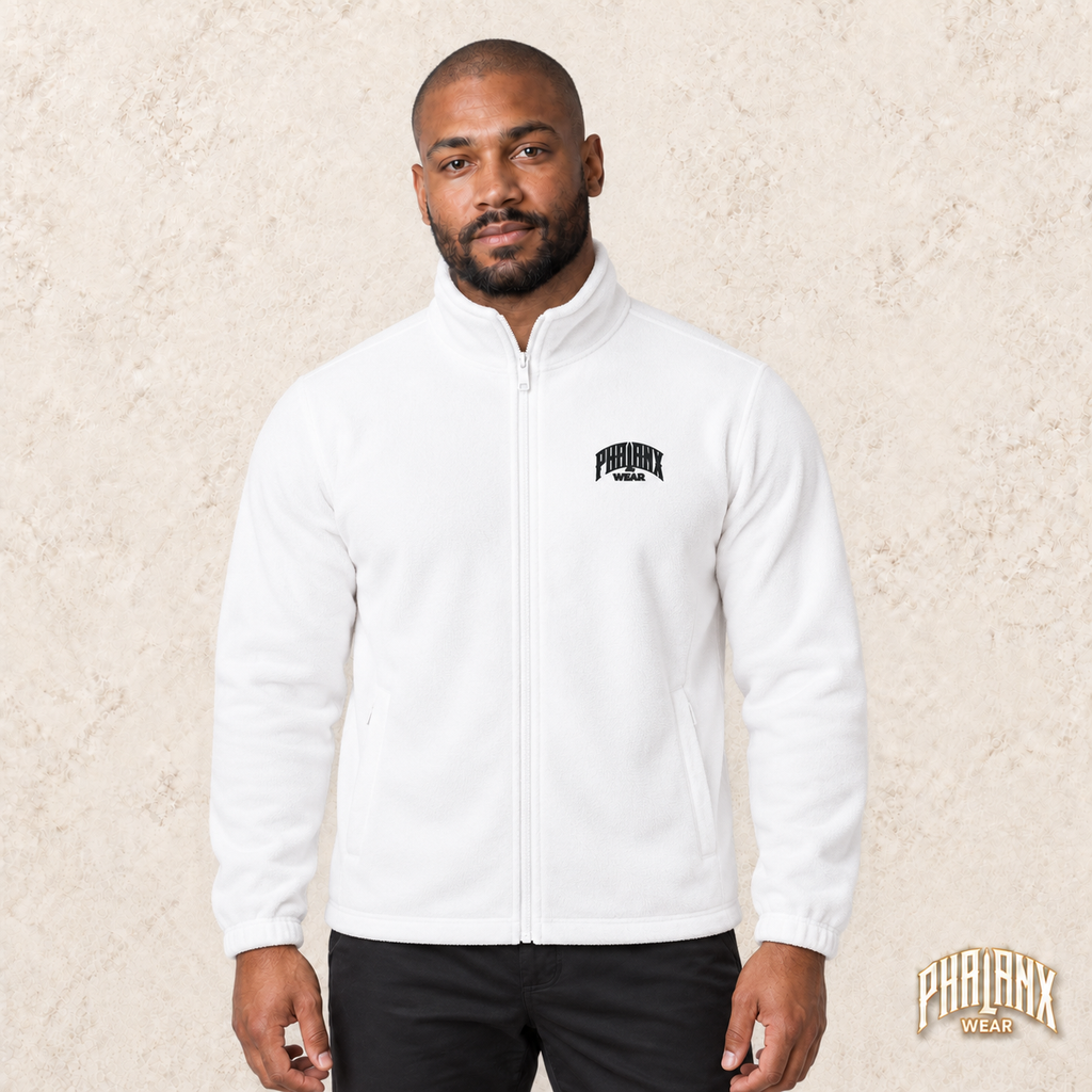 Phalanx fleece in Weiss – malik, Vorderansicht mit Bruststick – KI-Modelaufnahme