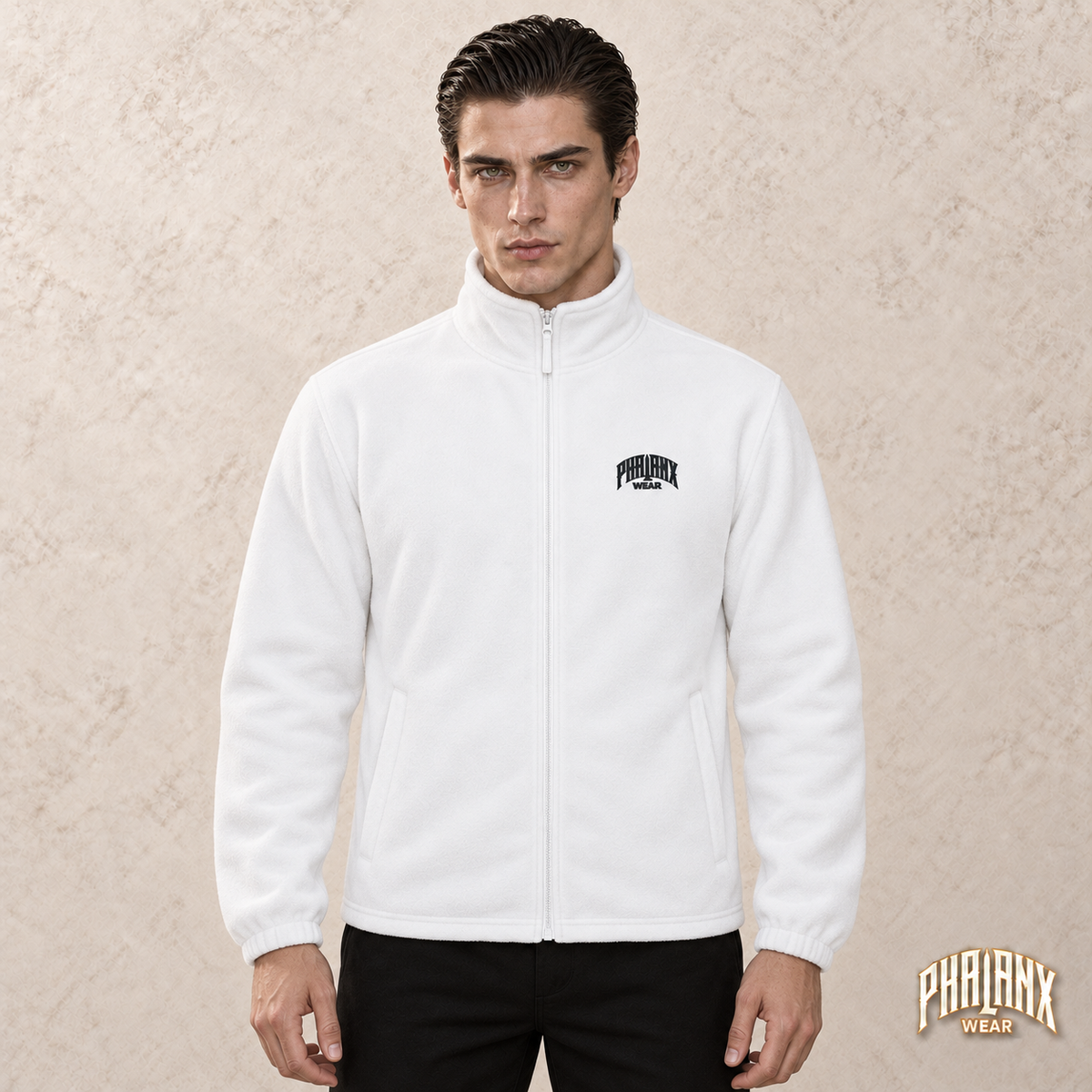Phalanx fleece in Weiss – noah, Vorderansicht mit Bruststick – KI-Modelaufnahme