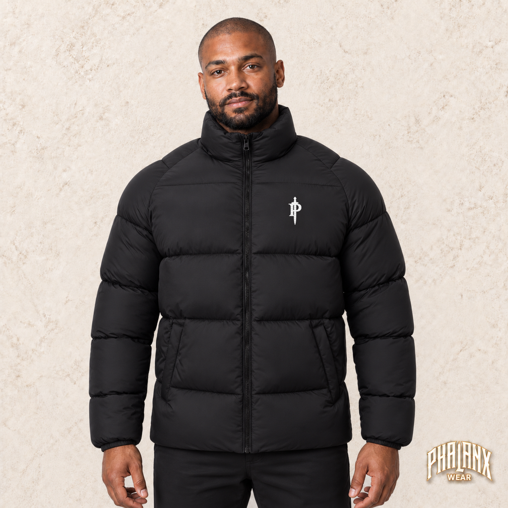 Phalanx puffy in Schwarz – malik, Vorderansicht mit Bruststick – KI-Modelaufnahme