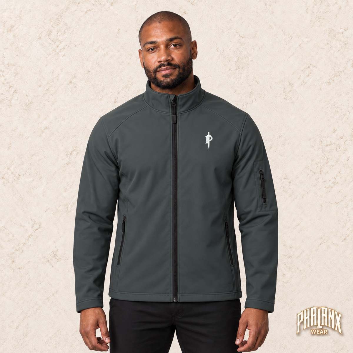 Phalanx softshell in Mausgrau – malik, Vorderansicht mit Bruststick – KI-Modelaufnahme