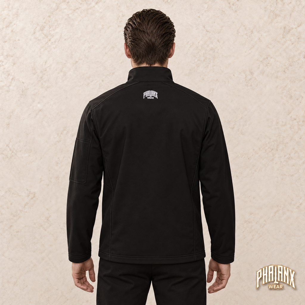 Phalanx softshell in Schwarz – noah, Rückansicht mit Nackenstick – KI-Modelaufnahme